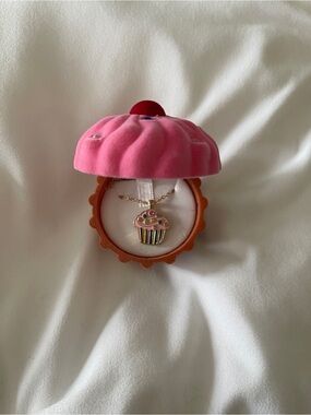 Cupcake Pendant Necklace + Cupcake Case! 🧁